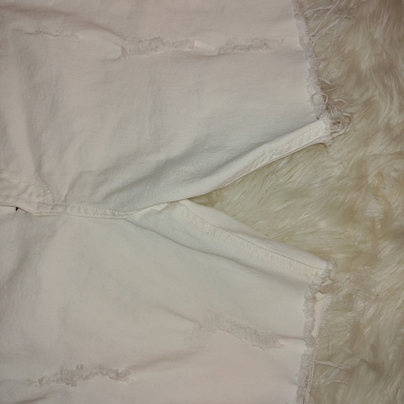 White distressed Bermuda shorts worn only 3 times - Picture 2 of 4